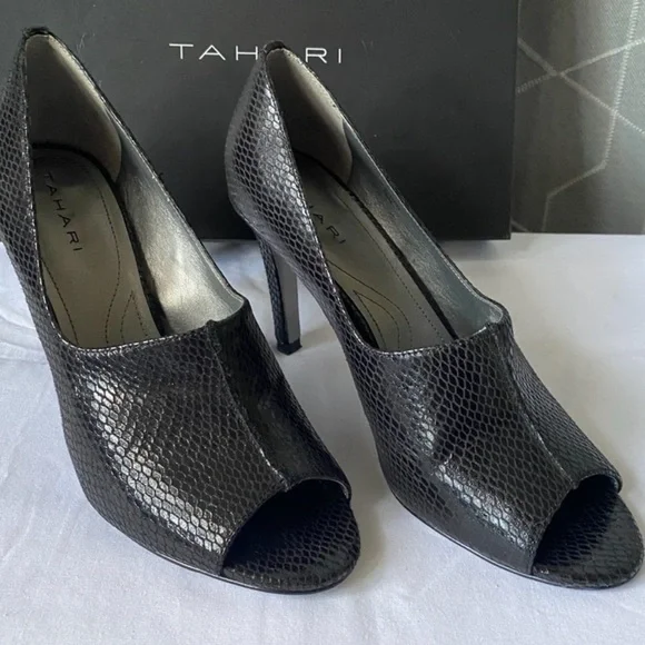 TAHARI - Gorgeous Black Leather Heels in a Size 7.5 Comfortable & Sexy -Peep Toe - Picture 3 of 8